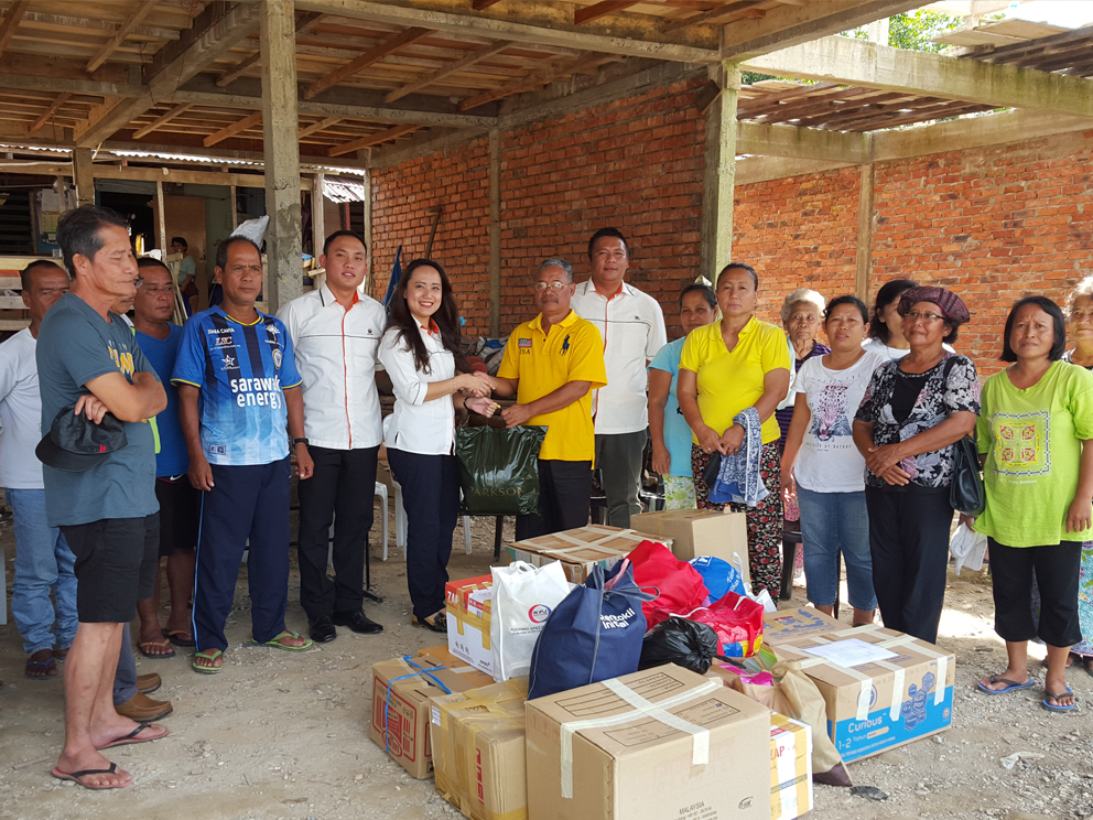 Donation to Fire Victims at Rh. Ming Dugu, Betong